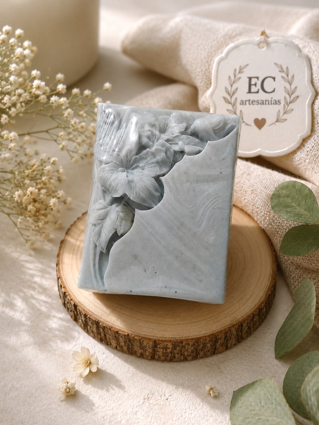 Jabón decorativo con relieve floral
